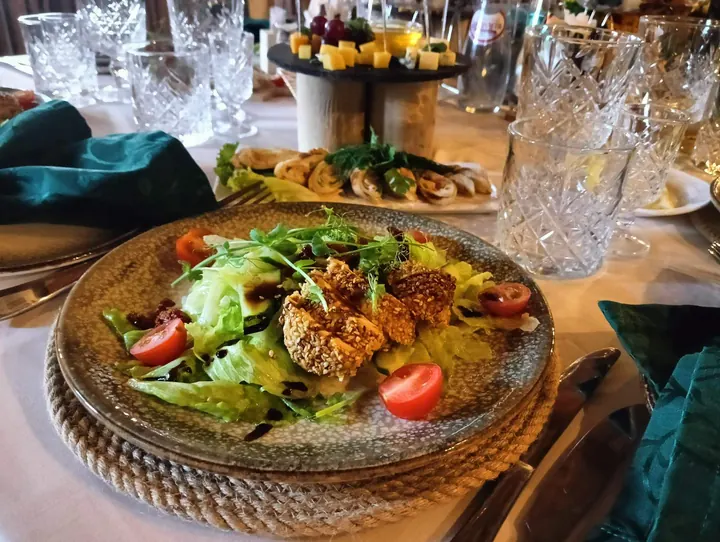 Салат с тёплой закуской